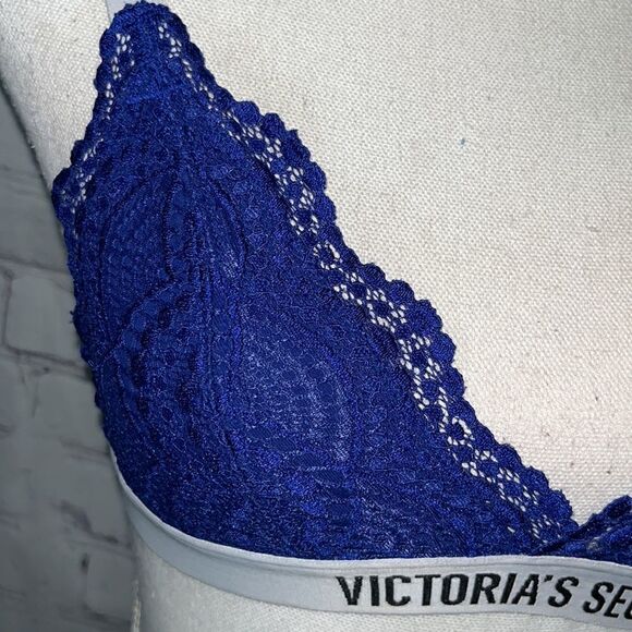 Victoria’s Secret triangle logo Lace Bralette - XS - Picture 3 of 4